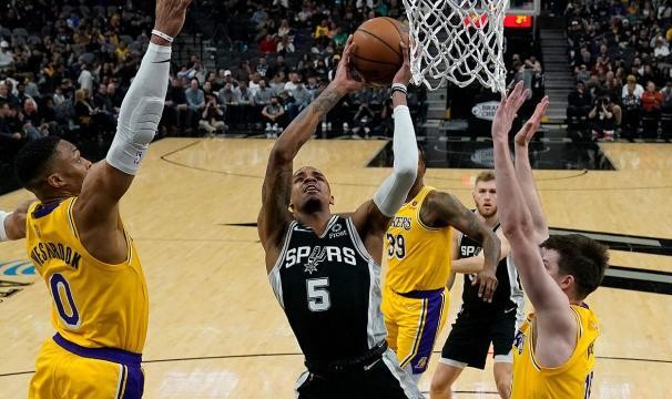 开云体育官网-韦少独自带队一言难尽，他为何又跟场边球迷吵起来