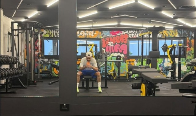 开云体育-练起来！内马尔社媒晒健身房内自拍照片